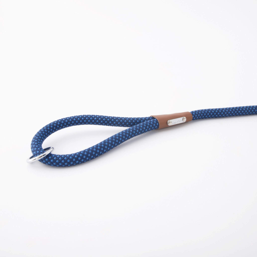 Handle of the Mod Essential Rope Dog Leash in Navy