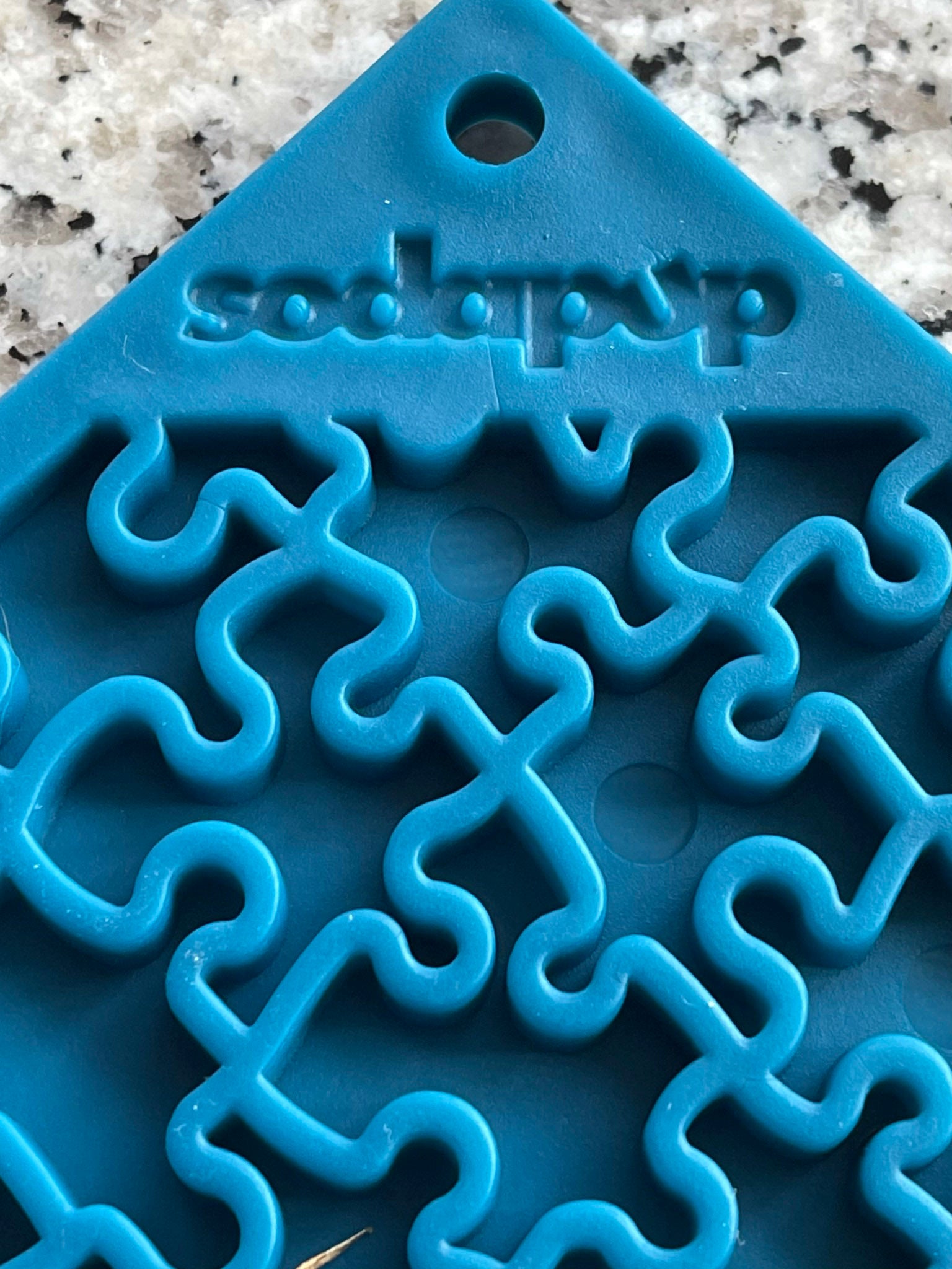 https://www.ukuscadoggie.com/cdn/shop/products/sodapup-licking-mat-for-dogs-in-blue_1024x1024@2x.jpg?v=1633643591